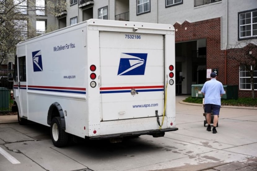 Un cartero del Servicio Postal de los Estados Unidos entrega correo en un complejo de apartamentos en Pittsburgh.