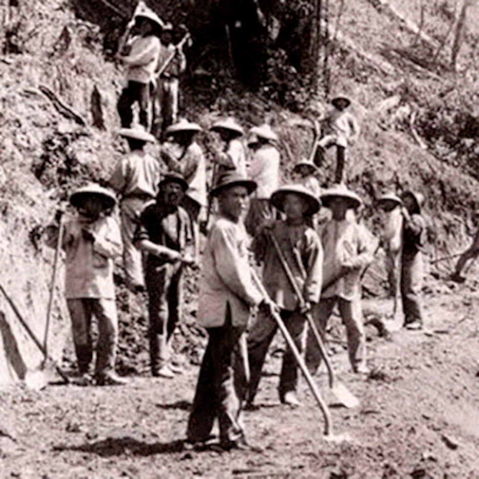 Braceros escriturados chinos construyendo un tramo de la Carretera Central a finales del siglo XIX.