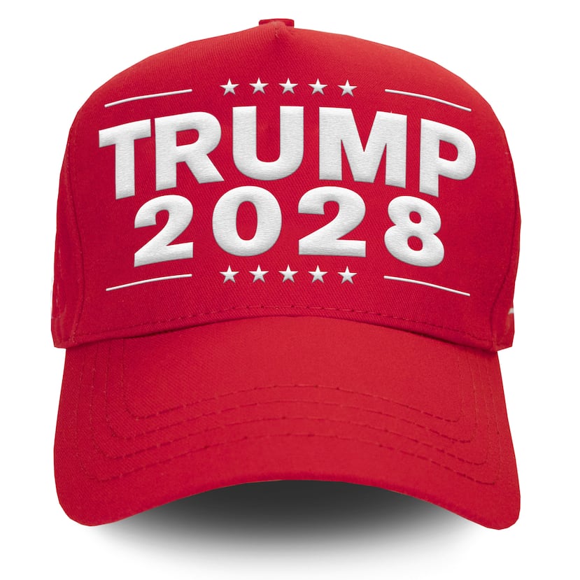 Fotografía publicada en la 'Tienda Trump' que muestra una gorra roja con letras blancas que promociona un tercer mandato del actual presidente de los Estados Unidos, Donald Trump.