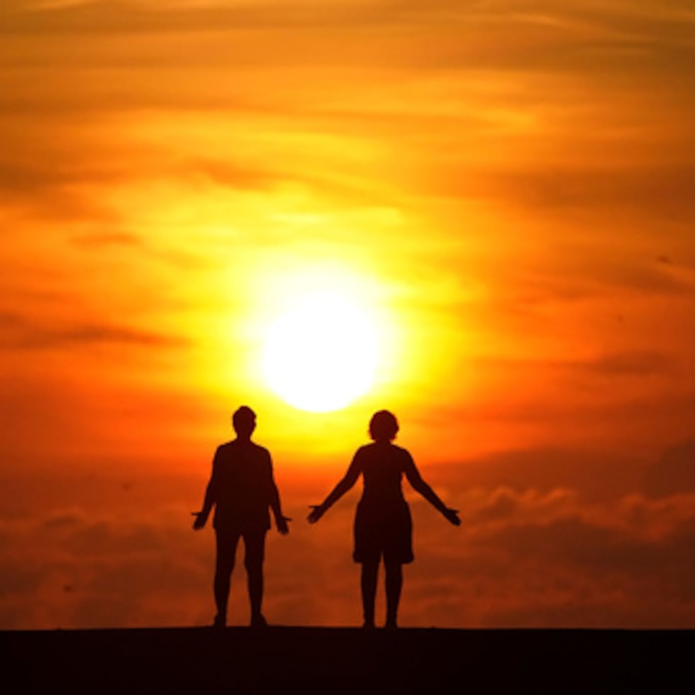 Durante años repetimos que la prisa era cosa de jóvenes y la lentitud de los mayores. Hoy esa frontera se desdibujó. Los jóvenes dominan la inmediatez digital, pero avanzan por la vida con un paso sorprendentemente lento, afirma Pedro José Tocuyo.