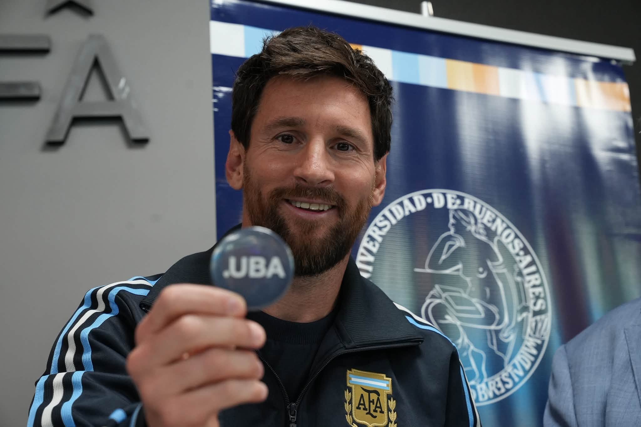 Messi recibió un doctorado Honoris Causa de la Universidad de Buenos Aires antes de su despedida de la selección