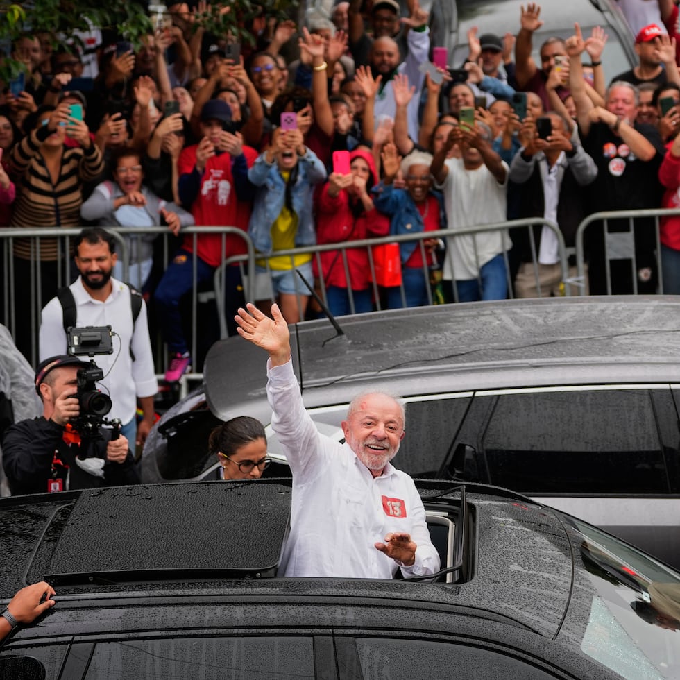 El presidente Luiz Inácio Lula da Silva, quien busca la reelección, saluda tras votar en la segunda vuelta de las elecciones presidenciales en Sao Bernardo do Campo, Brasil, el domingo 25 de octubre de 2026. (AP Foto/Andre Penner)