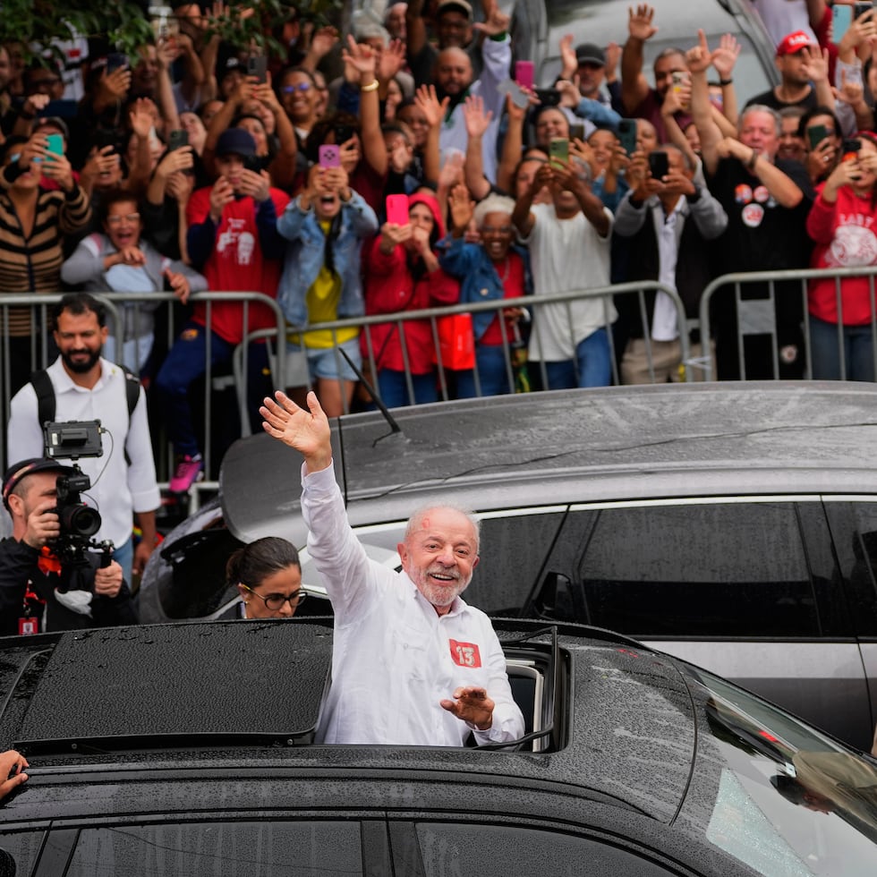 El presidente Luiz Inácio Lula da Silva, quien busca la reelección, saluda tras votar en la segunda vuelta de las elecciones presidenciales en Sao Bernardo do Campo, Brasil.