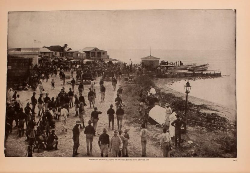 Tropas de la Marina de Guerra estadounidense desembarcando en el pueblo de Arroyo en 1898. Tomada del libro "Our Islands and Their People" (1899)
