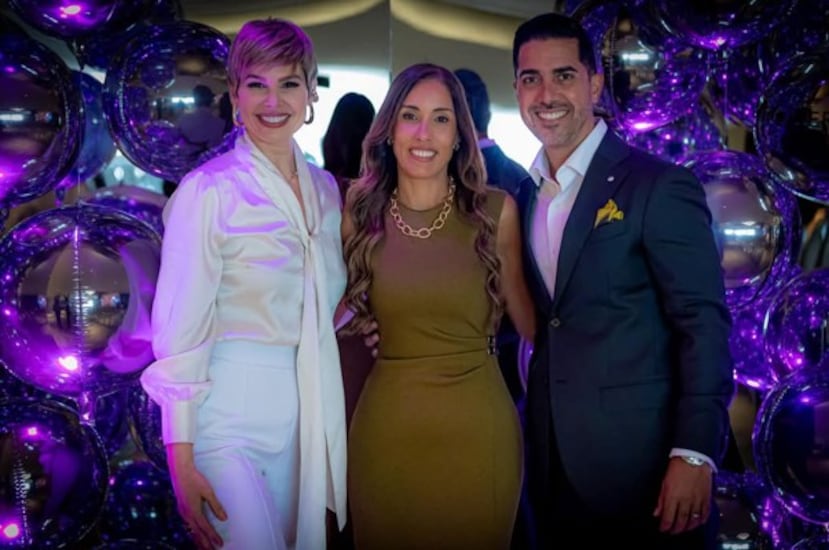 A la izquierda, Ivonne Orsini junto a Grisel Rivera Cruz y Alejandro Hernández.