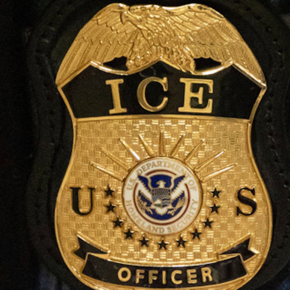 El ICE contempla cubrir el costo de las pólizas para agentes que hayan recibido capacitación y autorización para hacer cumplir las leyes federales de inmigración.