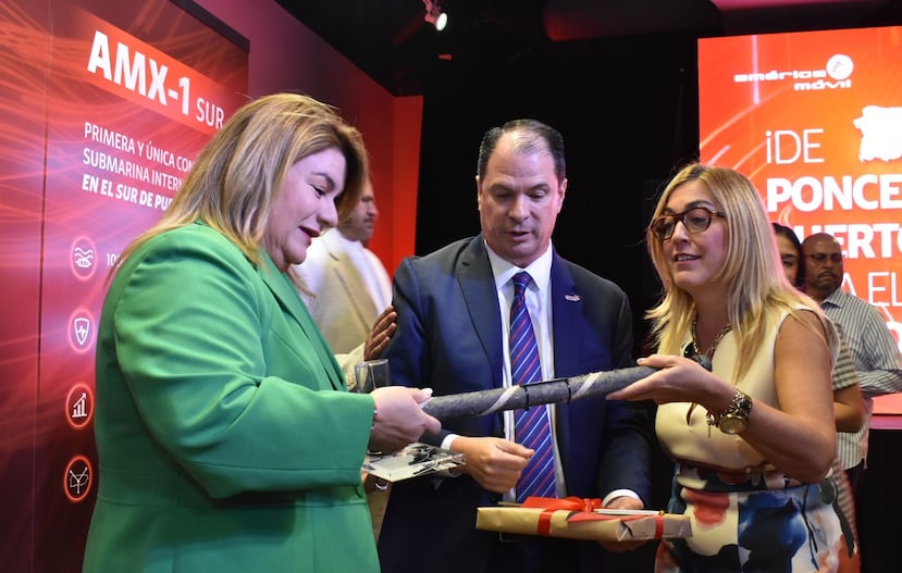 La gobernadora Jenniffer González Colón y la alcaldesa de Ponce, Marlene Sifre, tocan un fragmento similar al cable ultramarino de fibra óptica instalado por Claro en Ponce y que requirió una inversión por parte de la empresa ascendente a $35 millones. Al centro, el principal oficial ejecutivo de la proveedora de telecomunicaciones en Puerto Rico, Enrique Ortiz de Montellano.