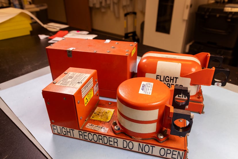 Esta imagen divulgada por la NTSB el martes muestra la grabadora de datos del vuelo del avión de Amazon que se accidentó en el Aeropuerto Internacional de Miami.