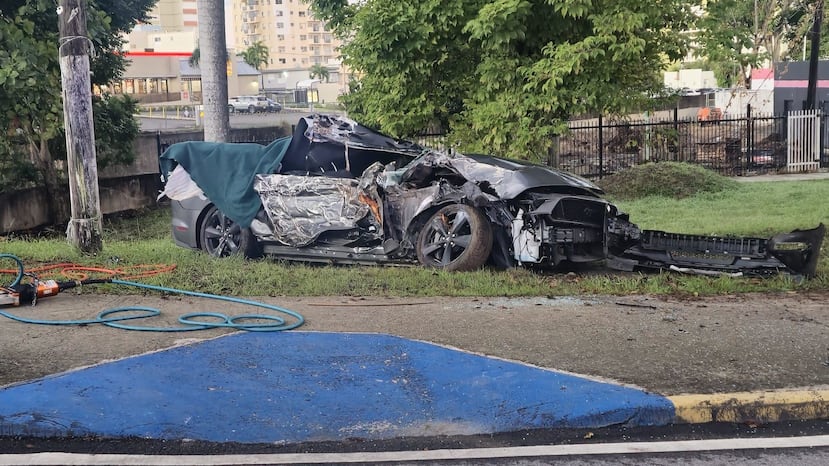 Así quedó el vehículo en el que viajaban cuatro jóvenes en Mayagüez. Dos de los pasajeros fallecieron en el accidente y un tercero se encuentra gravemente herido. El conductor resultó ileso.
