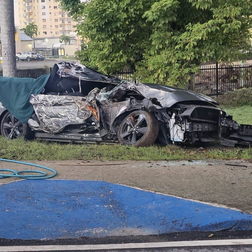 Así quedó el vehículo en el que viajaban cuatro jóvenes en Mayagüez.