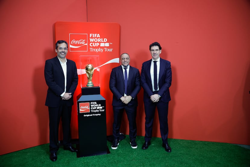Roberto Carlos y Karanka junto a Pedro Massa, director general de Coca-Cola Iberia. (Foto: EFE/David Fernandez)