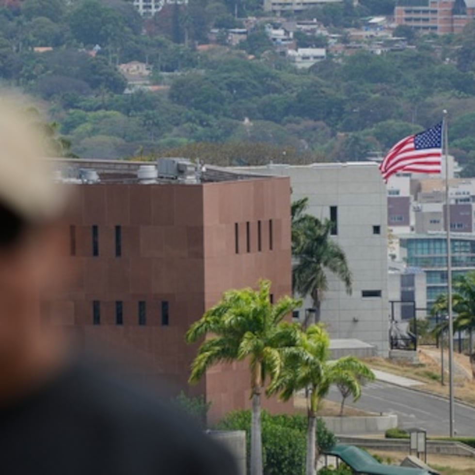 Una bandera estadounidense ondea de nuevo en la embajada de Estados Unidos en Caracas.