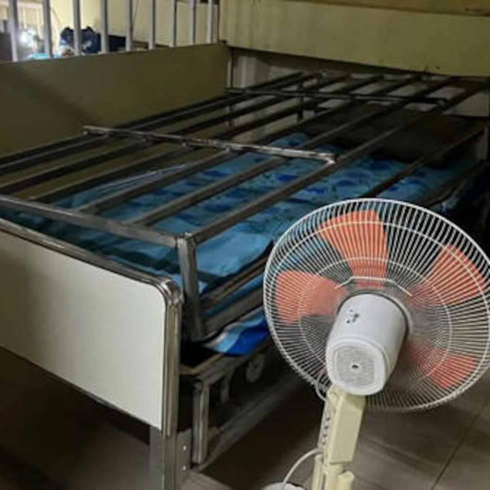 La Policía de Tailandia llevó a cabo este martes un registro en una residencia de ancianos de la provincia occidental de Kanchanaburi, después de que una mujer denunciara en un programa de televisión local que el centro contaba con jaulas de metal instaladas en varias camas para retener a los residentes.