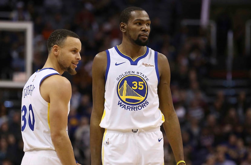 Kevin Durant (derecha) jugó por tres años con los Warriors junto a Stephen Curry (izquierda), ganando dos campeonatos de la NBA. (AP)