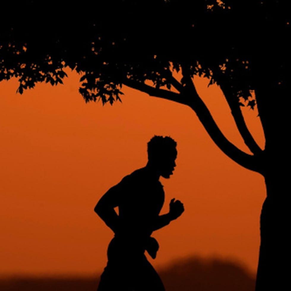 Un hombre corre al atardecer en un parque, el 1 de agosto de 2022, en Kansas City, Misuri. (Foto AP/Charlie Riedel, Archivo)