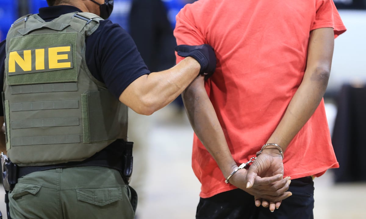 Hallan causa para arresto contra agente tras irrumpir en cuarto de evidencia en cuartel de la Policía