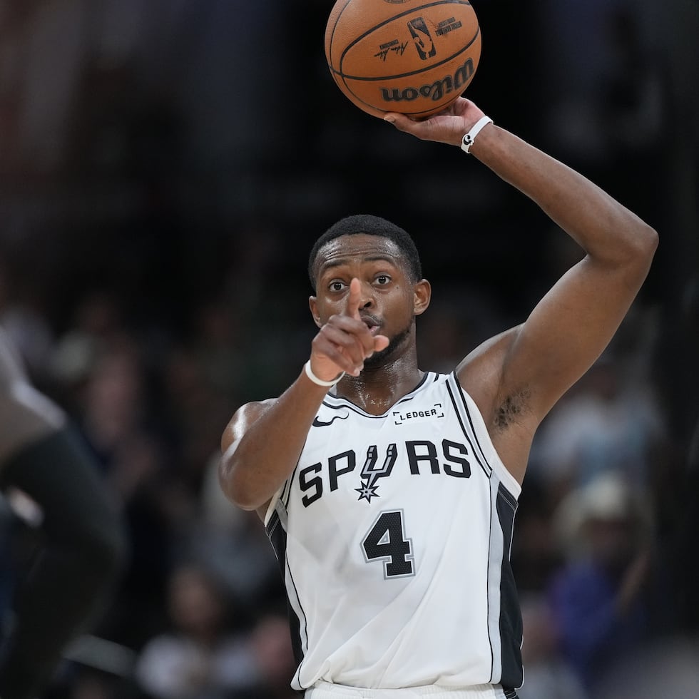 De'Aaron Fox, base de los Spurs de San Antonio, hace una señal durante la segunda mitad del juego contra los Kings de Sacramento en San Antonio.