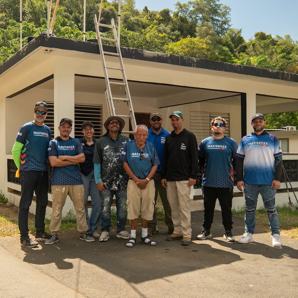 Don Andrés Rosado Ortiz, al centro, con el equipo de Happy Givers y Master Group, quienes repararon grietas, varillas expuestas y filtraciones, como parte de una iniciativa dirigida a asegurar las condiciones de vida de adultos mayores en desventaja.
