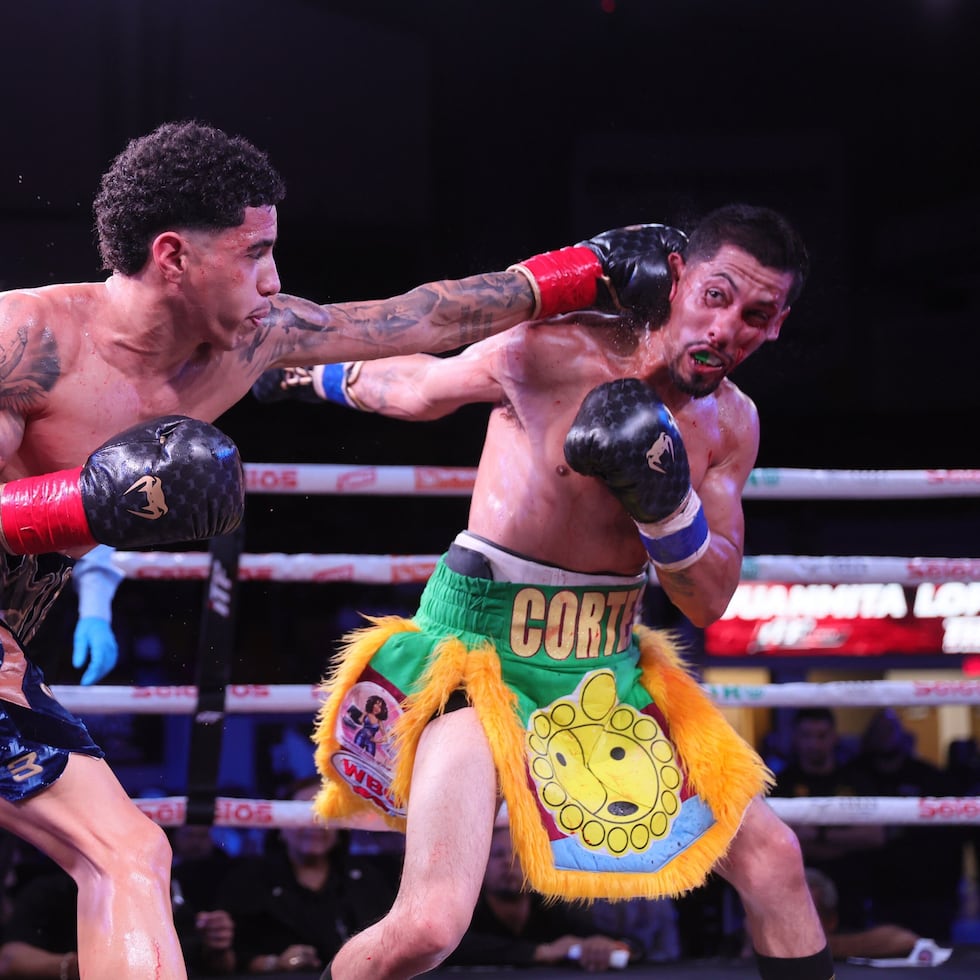 Juanmita López de Jesús conecta una mano al rostro de Edwin Cortés durante su pelea en Caguas el pasado 15 de agosto. El prospecto ganó por decisión unánime.