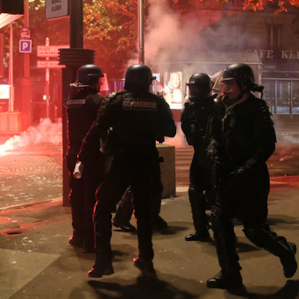 La policía intenta dispersar a los seguidores del PSG que dejaron fuegos artificiales mientras celebraban en París.