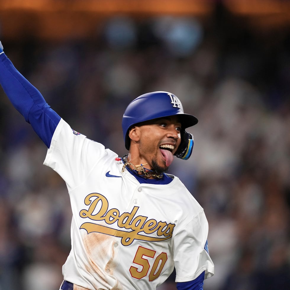 Mookie Betts, de los Dodgers de Los Ángeles, festeja tras conectar un jonrón de tres carreras.