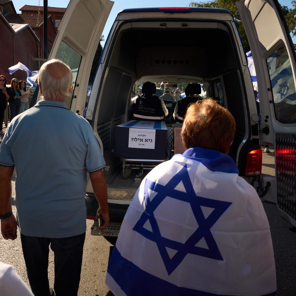 Dentro del acuerdo, Hamás entregó cuatro cuerpos el martes, tras la devolución de los primeros cuatro el lunes, cuando fueron liberados los últimos 20 rehenes vivos.