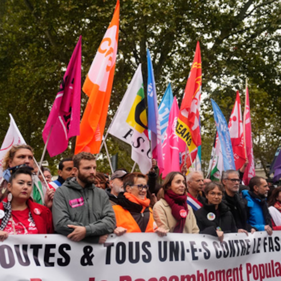 Miembros de sindicatos y partidos de izquierda sostienen una pancarta con el lema «Todos unidos contra el fascismo. Por la movilización popular y el progreso social» durante una manifestación con motivo de un congreso de la formación de extrema derecha Agrupación Nacional, en Orleans, Francia, el 24 de octubre de 2026. (Foto AP/Teresa Suárez)