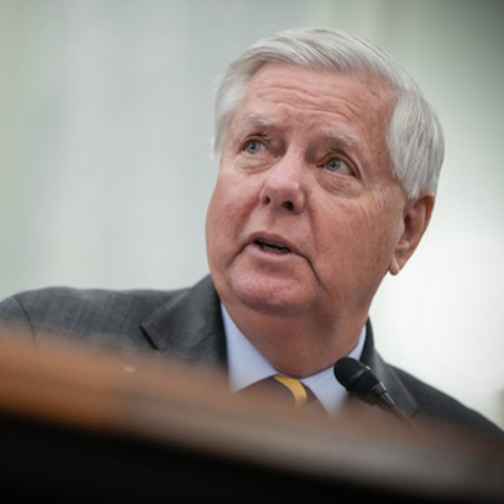 ARCHIVO - El senador Lindsey Graham, republicano por Carolina del Sur, presenta al almirante Kevin Lunday, comandante en funciones de la Guardia Costera, durante una audiencia de la Comisión de Comercio, Ciencia y Transporte del Senado sobre el nombramiento de Lunday como comandante de la Guardia Costera, el 19 de noviembre de 2025, en el Capitolio, en Washington.