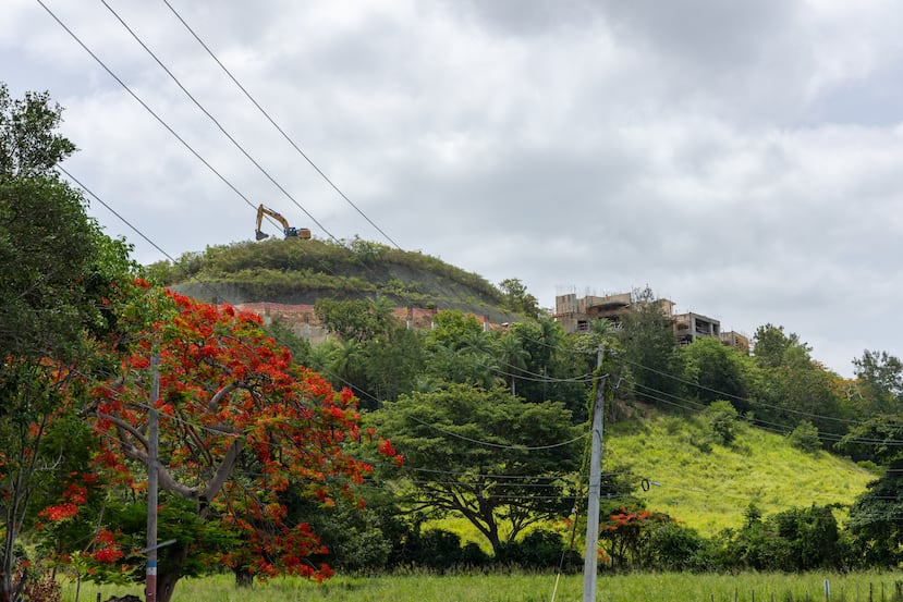 En la foto, una construcción en una colina cerca de la Reserva Marina Tres Palmas, en Rincón.