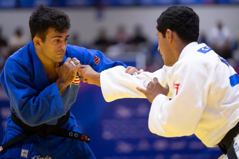 El campeón puertorriqueño Adrián Gandía busca el control sobre Gilberto Cardoso en la pelea que definió al monarca de los -81 kilogramos.