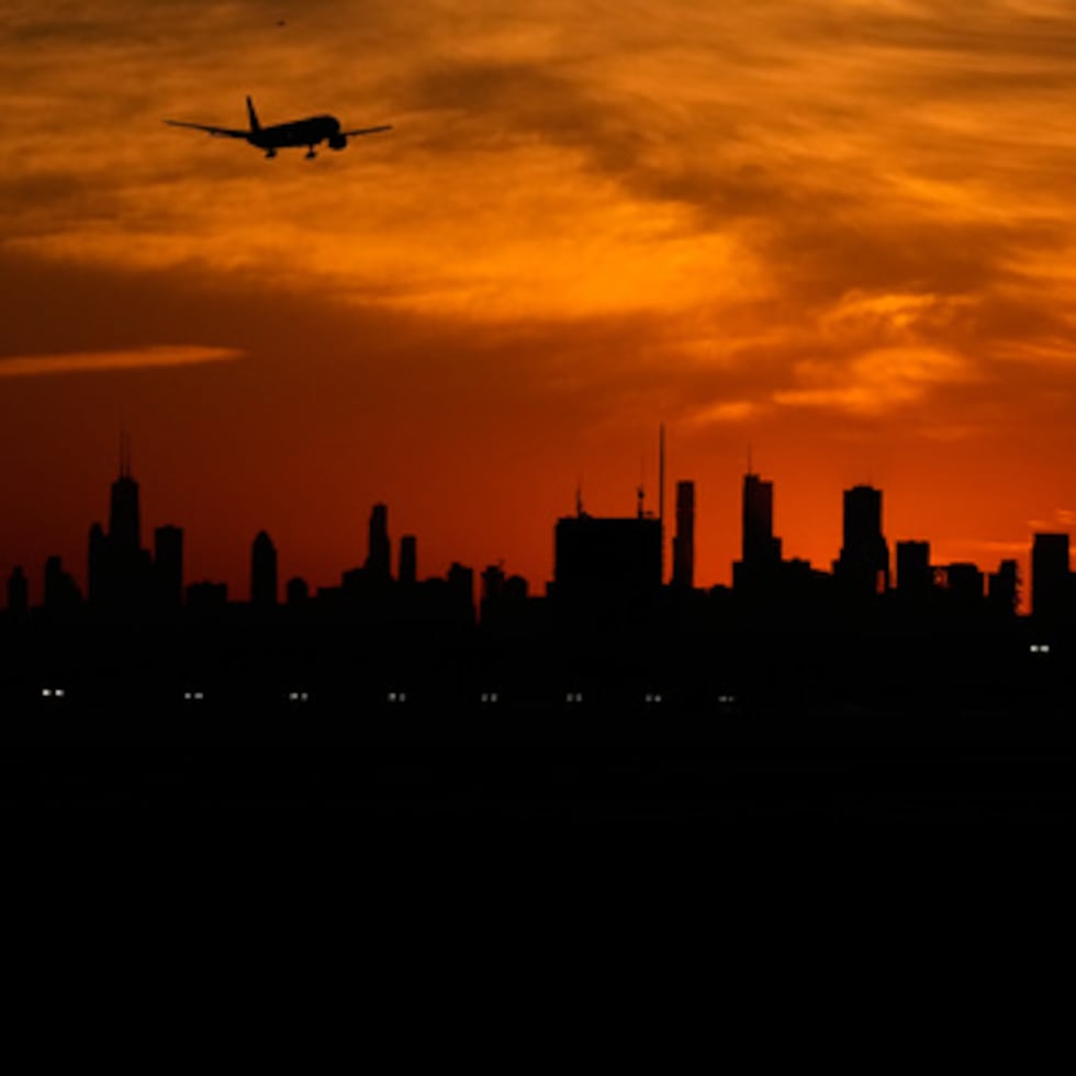 La Administración Federal de Aviación anunció el miércoles por la noche que las compañías aéreas no tendrán que reducir más del 6% de los vuelos en esos aeropuertos porque el personal de los controladores aéreos ha mejorado significativamente en los últimos días.