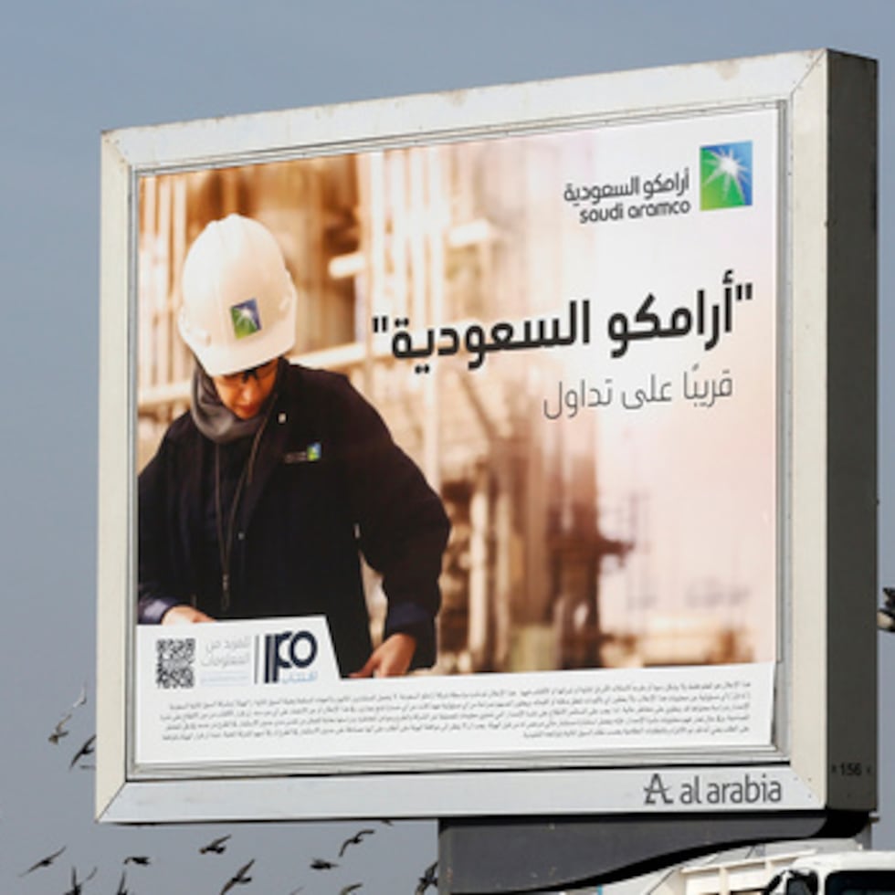 Unas aves sobrevuelan una valla publicitaria de Aramco, la gigante petrolera estatal de Arabia Saudí.