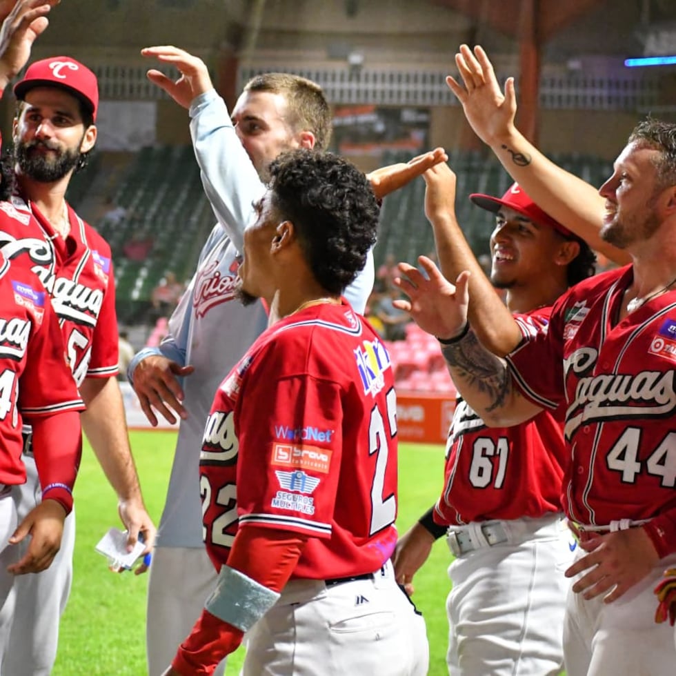 Criollos celebran su primer triunfo de la temporada.
