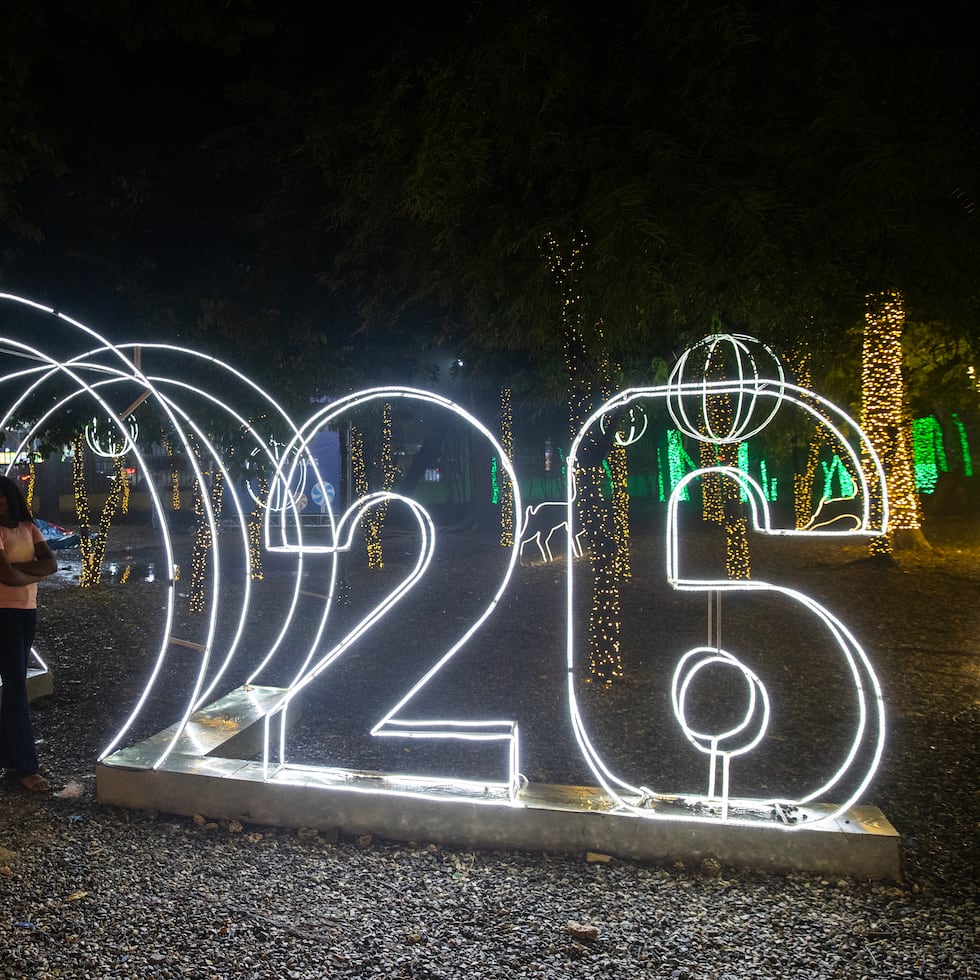 Personas posan en una zona del parque temático Villa Navidad, en Santo Domingo, República Dominicana.