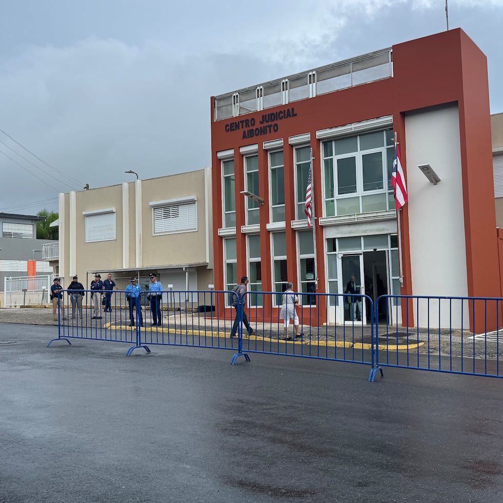 La jueza Sylvia Saldaña Villafañe, del Tribunal de Aibonito, encontró causa para arresto contra Jorge Luis Colón Rodríguez, de 26 años, por presuntamente asesinar a Joel Enrique Santiago Moreno.