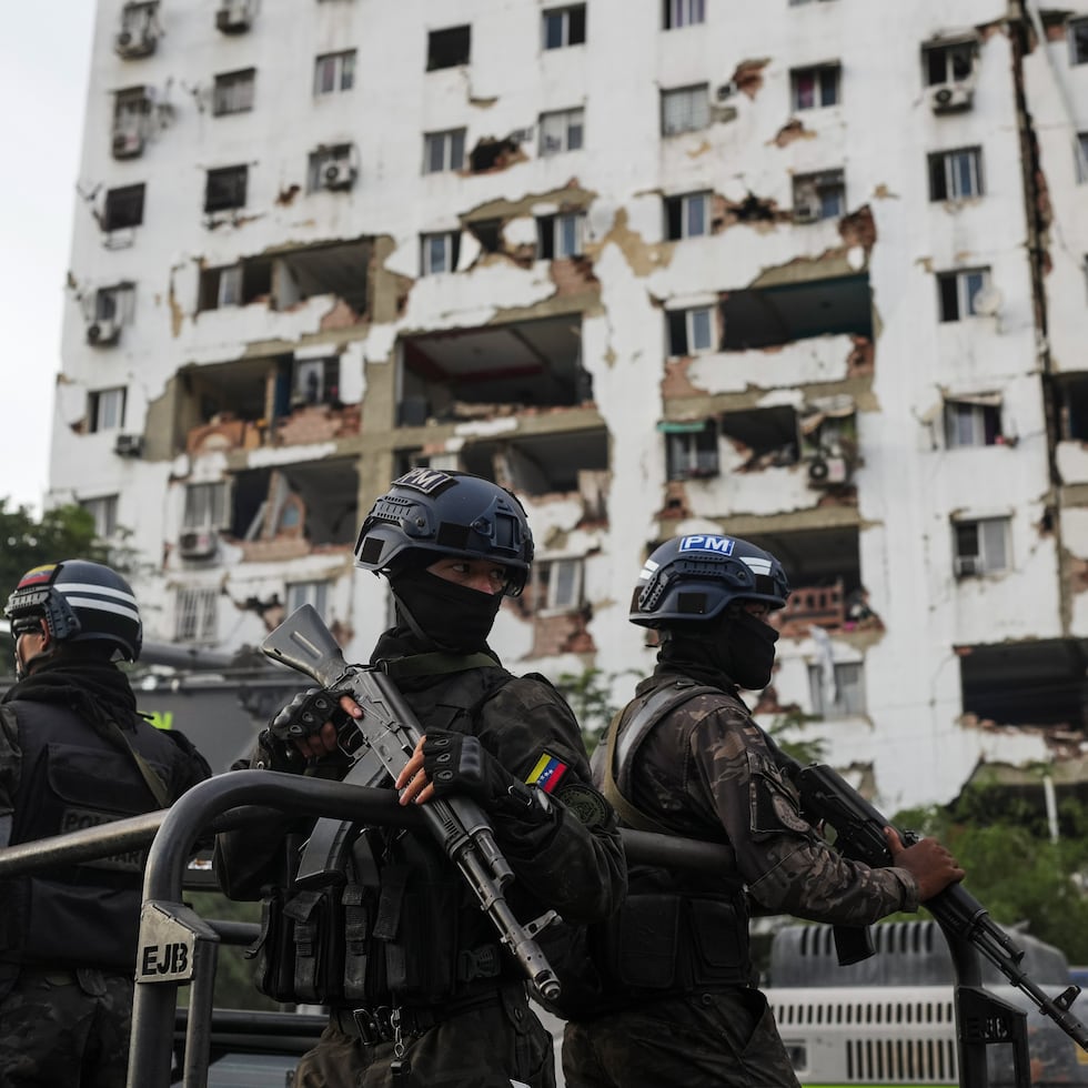 Cuatro policías fueron detenidos este martes en Venezuela acusados de apropiarse de “bienes económicos” entre los escombros de edificaciones derrumbadas en el estado La Guaira.