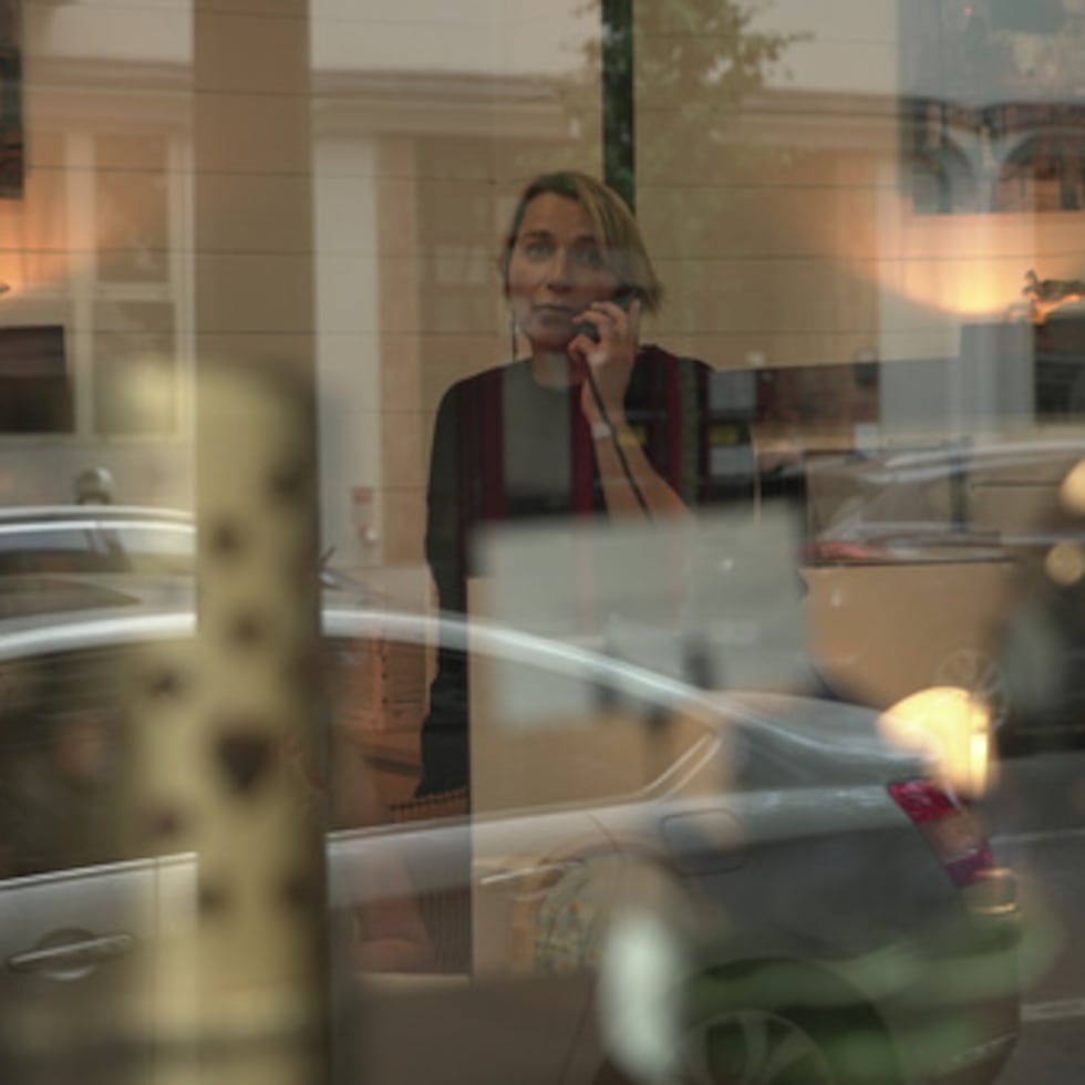 Véronique Bertrand, directora de una funeraria, atiende llamadas de trabajo el domingo 28 de junio de 2026 en su oficina de París. (Foto AP/John Leicester)