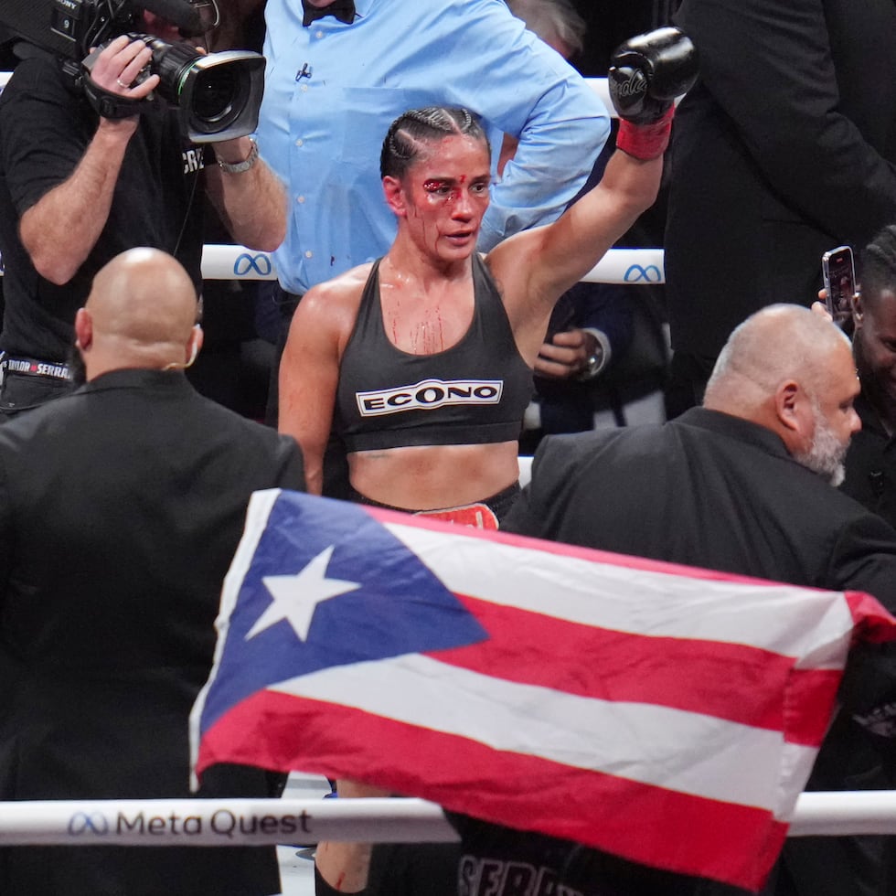 La bandera de Puerto Rico hace su entrada al ring tras concluir la reyerta.