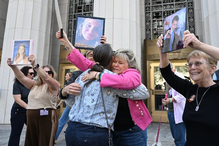 Lori Schott, a la derecha, abraza a Mary Rodee tras el veredicto en un juicio histórico sobre si las plataformas de redes sociales crean adicción y perjudican deliberadamente a los niños, en el Tribunal Superior de Los Ángeles, el miércoles 25 de marzo de 2026, en Los Ángeles. (Foto AP/William Liang)
