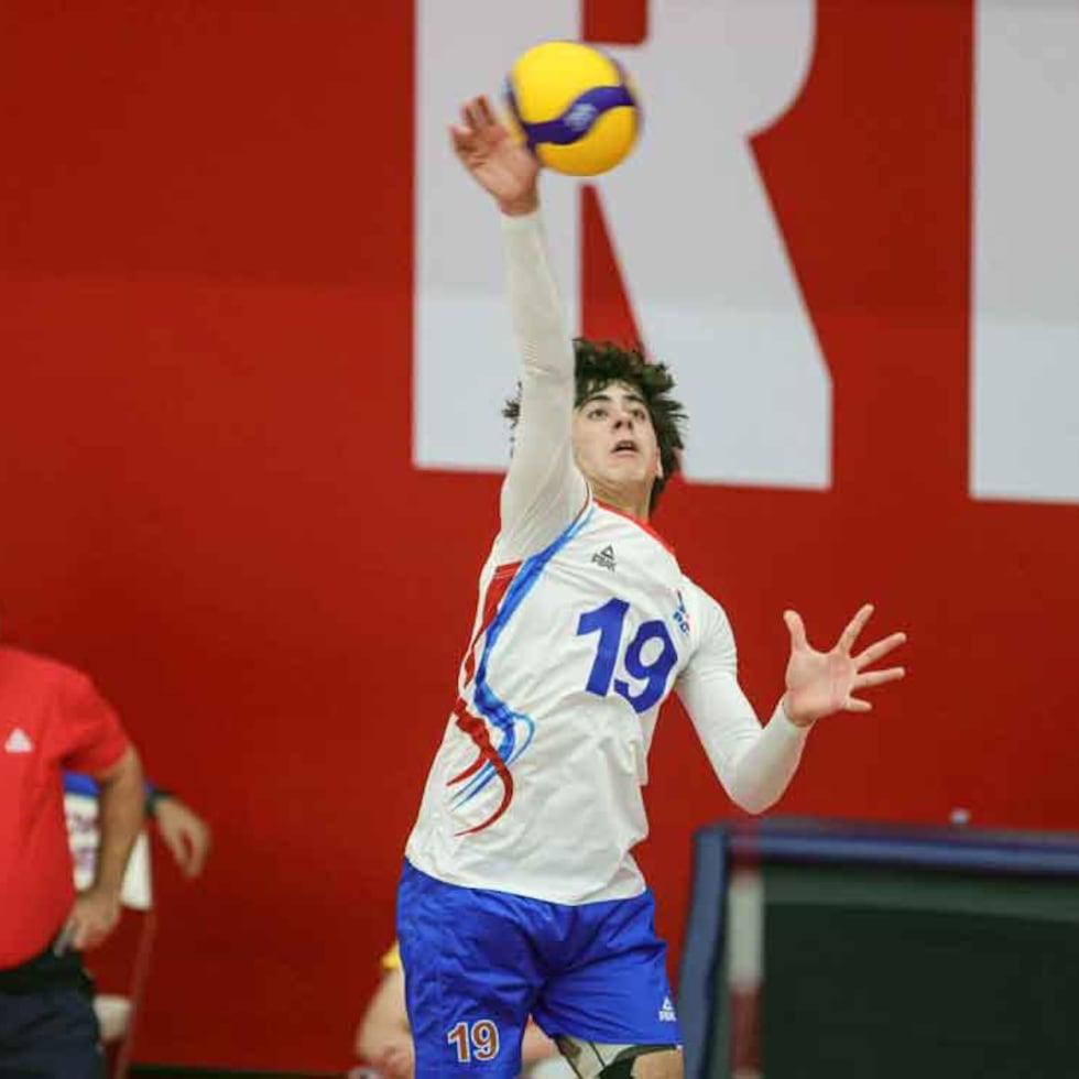 Marcelo Hopgood en un servicio por la Selección Nacional de Puerto Rico en el partido ante México.