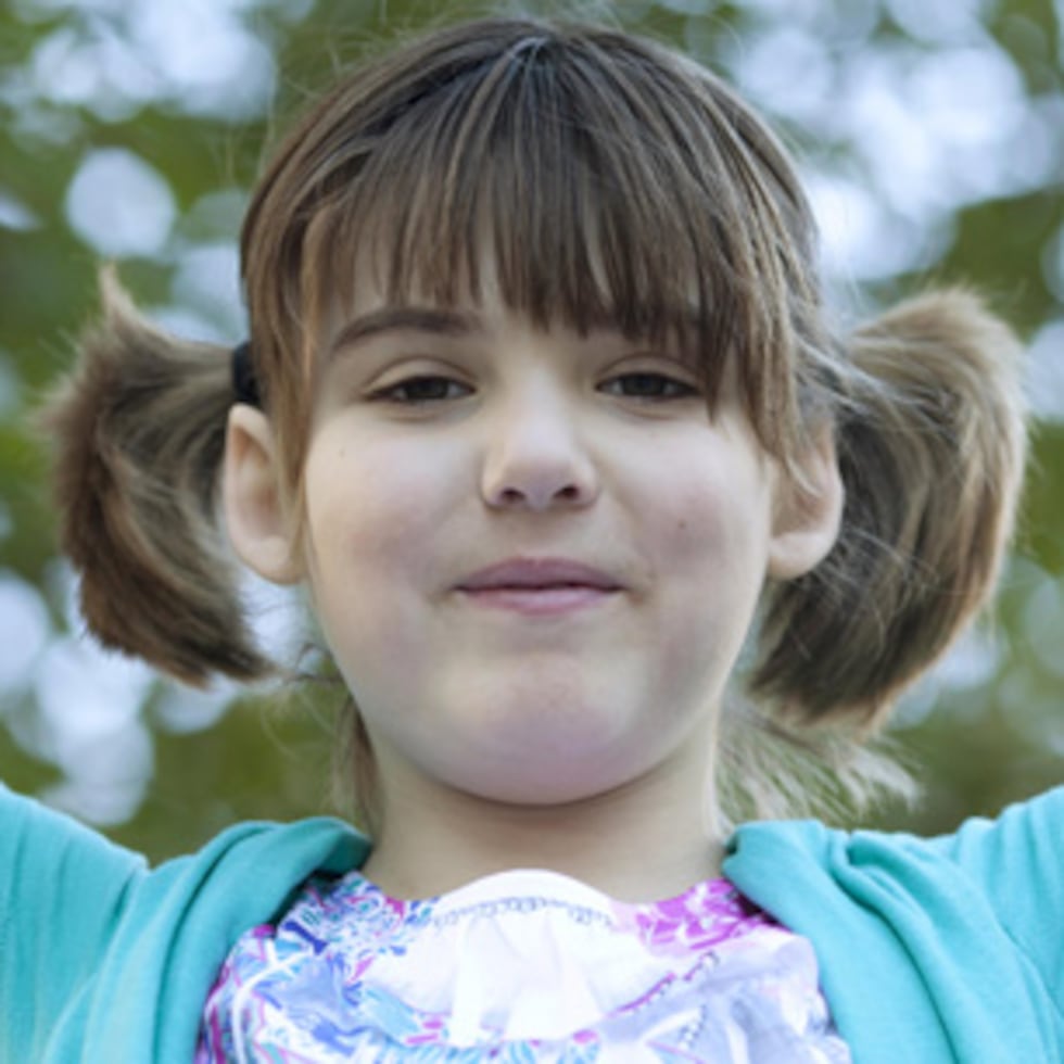 En 2012, Emily Whitehead padecía una leucemia que había resistido los tratamientos disponibles. Participó en un ensayo clínico de una terapia experimental CAR-T y lo que ocurrió después cambió la medicina. La niña entró en remisión. Hoy tiene 21 años, está en su último año de universidad y continúa libre de cáncer