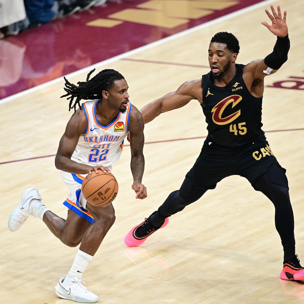 Cason Wallace (izquierda) conduce el balón ante Donovan Mitchell.