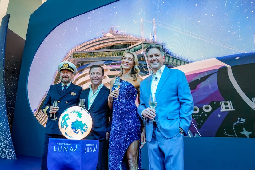 Robert Lundberg, capitán de Norwegian Luna; John Chidsey, presidente y CEO de Norwegian Cruise Line Holdings Ltd; ELLE, Madrina del Norwegian Luna y Marc Kazlauskas, presidente de Norwegian Cruise Line en el terminal de cruceros de Norwegian Cruise Line en Port Miami.