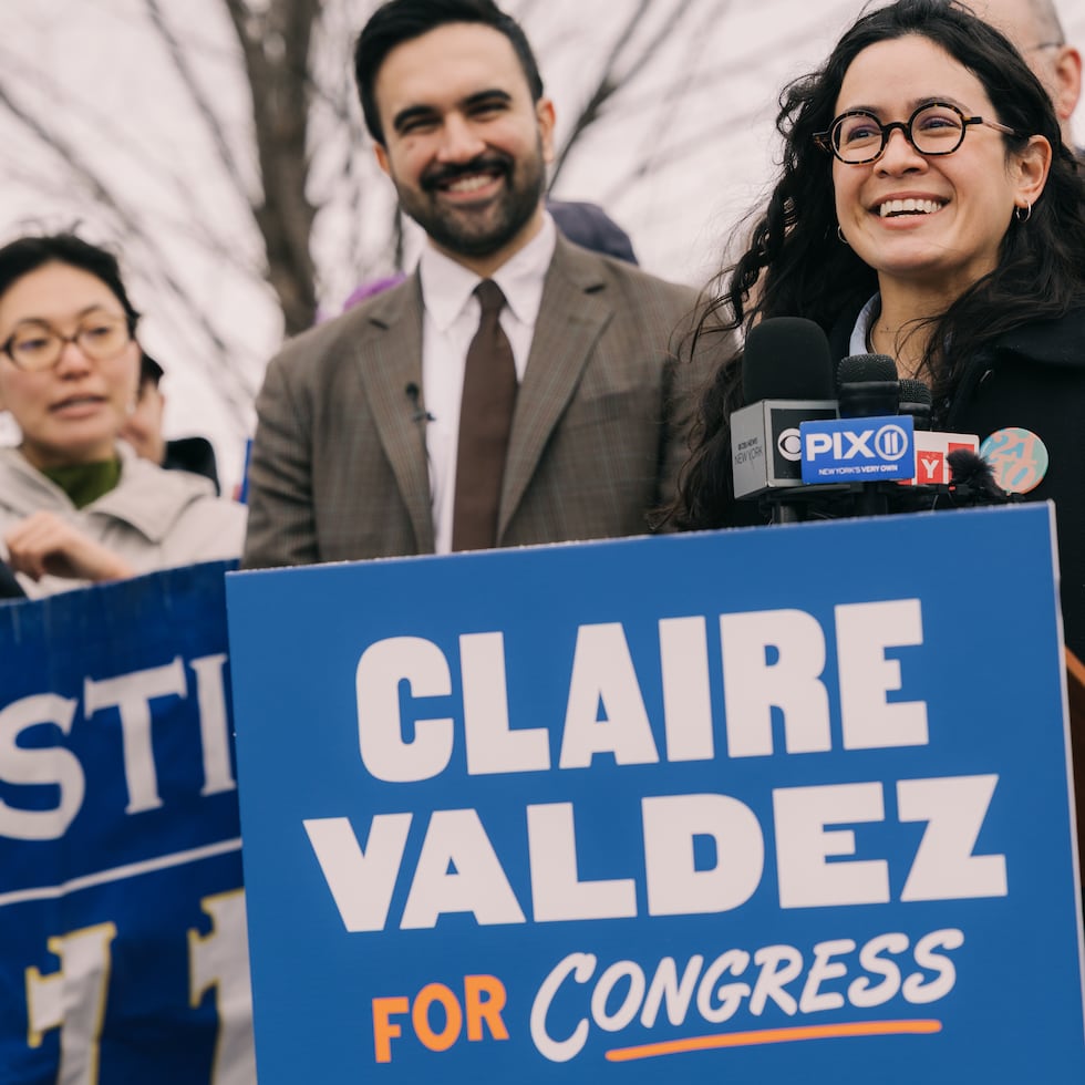 Claire Valdez ganó la candiatura demócrata por el escaño cameral de Nydia Velázquez en el distrito 7 de Nueva York, con el apoyo del alcalde Zohran Mamdani.