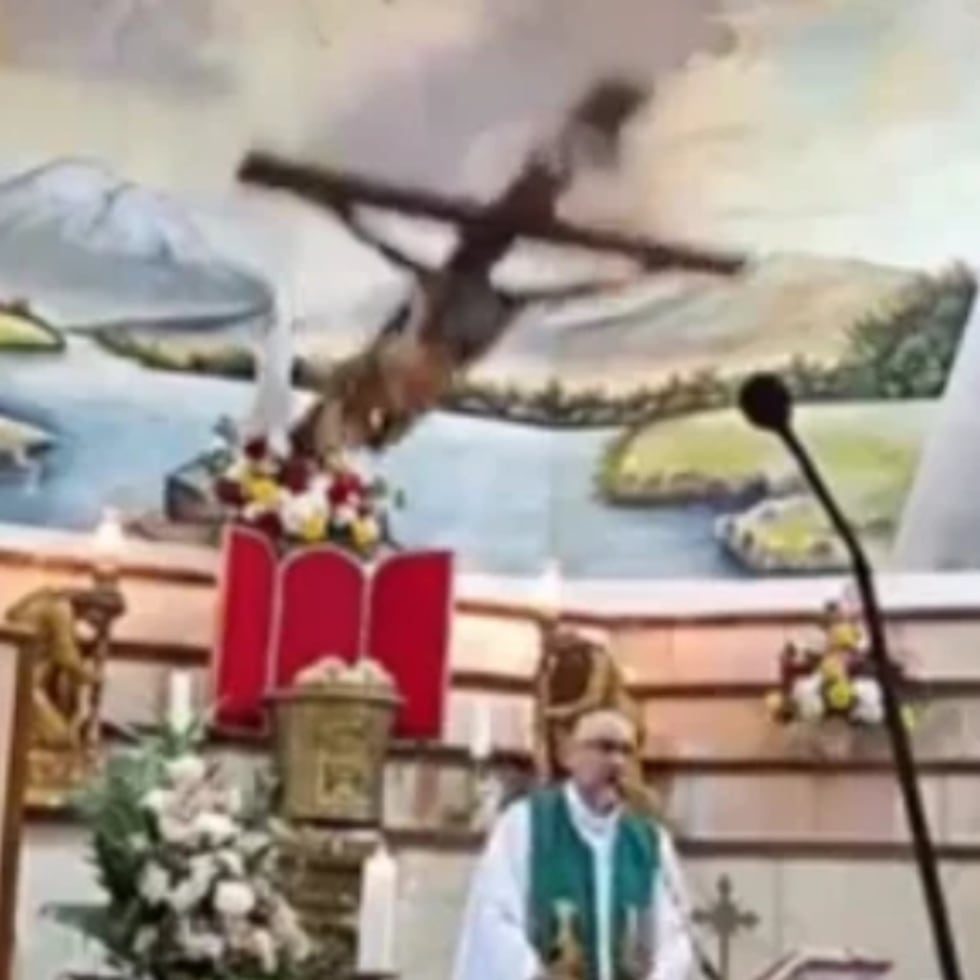 Un video difundido en redes muestra cómo una enorme cruz de madera ubicada detrás del altar cayó repentinamente sobre el sacerdote durante la misa.