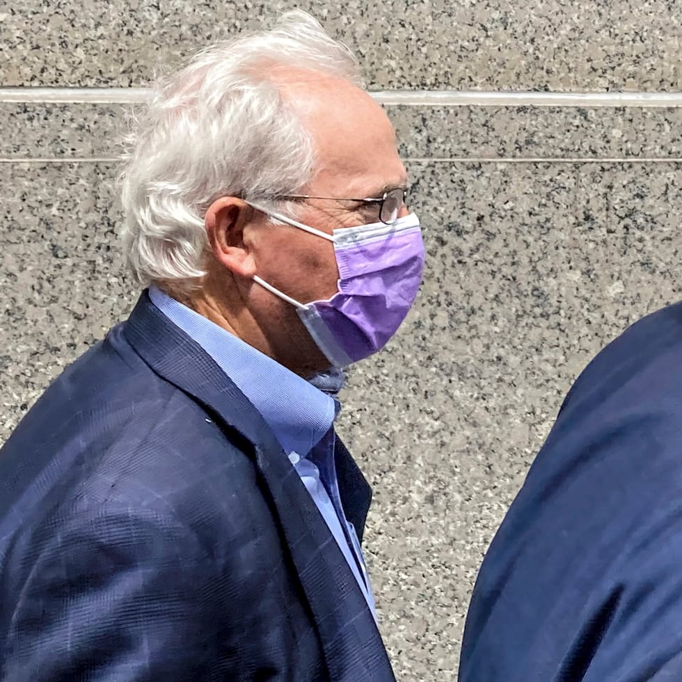 El exrepresentante republicano Stephen Buyer camina detrás de su abogado al salir del tribunal en Nueva York.