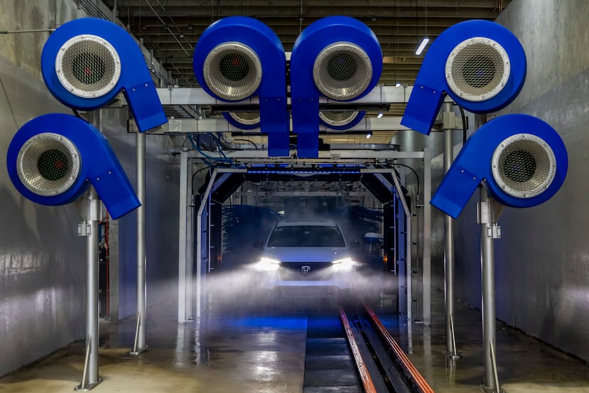 El túnel tiene un sistema que combina 16 "blasters" de alta presión, "blowers" móviles, cepillos diseñados para proteger la pintura y productos con pH balanceado.