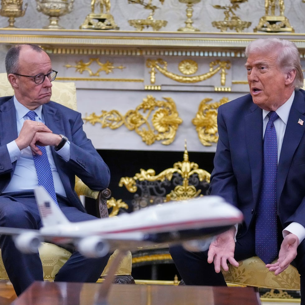 Las declaraciones de Donald Trump (der) tuvieron lugar durante una reunión con el canciller alemán, Friedrich Merz (izq), en la Oficina Oval de la Casa Blanca.