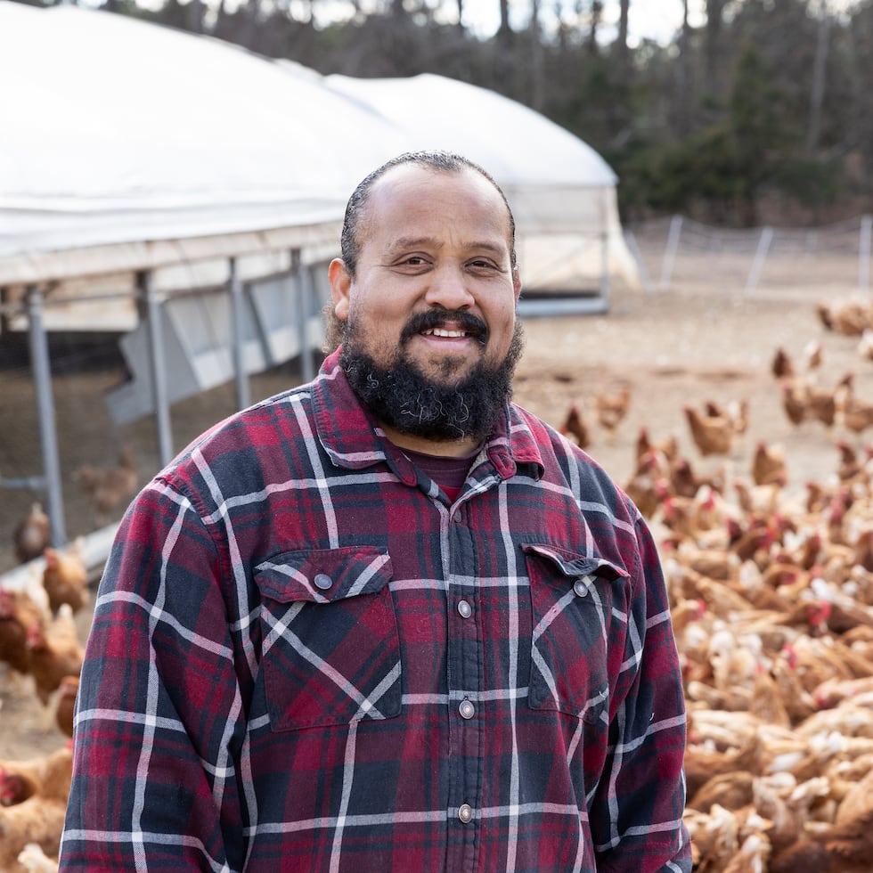 Gabriel Jiménez, oriundo de Bayamón, decidió renunciar a su empleo en una universidad estadounidense para dedicarse a la crianza de cerdos y gallinas ponedoras