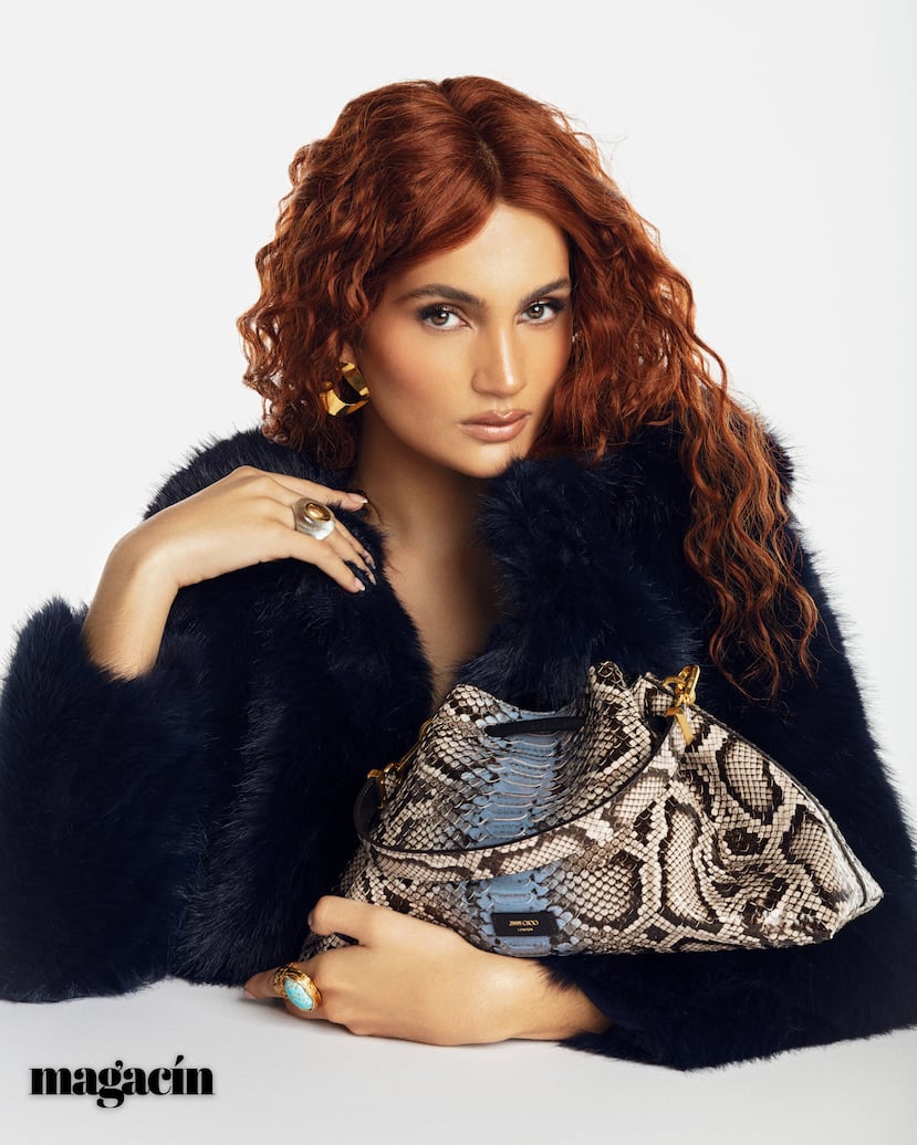 La joyería y carteras animal print dan un toque de estilo audaz que rompen con la sobriedad de los colores de otoñó
Fotos: Nolan Rivera
Styling: Claudia Madrid
Hair & Makeup: Carlos Marrero e Ingrid Roman
Modelos: Karla Santori y Noma Q. Torres
Asistente Vestuario: Andrea